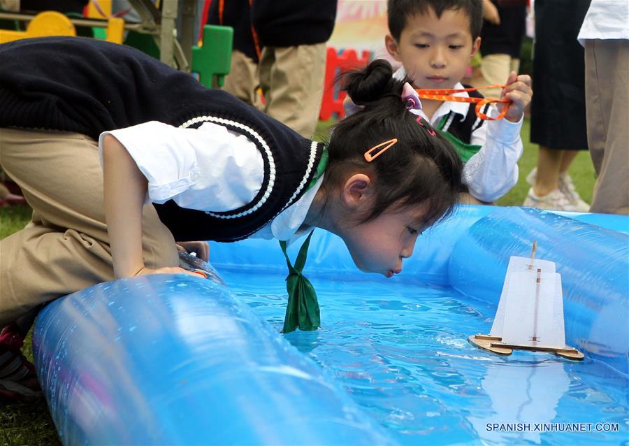 Una niña juega durante una fiesta de jardín para recibir el próximo Día del Niño, en el Palacio de los Niños del Instituto de Bienestar Infantil (CWI, por sus siglas en inglés) en Shanghai, en el este de China, el 30 de mayo de 2016. (Xinhua/Liu Ying)