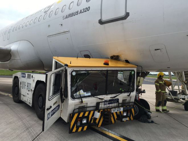 Un camión choca contra un avión en el aeropuerto de Manchester