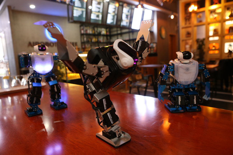 Robots actúan en la cafetería.