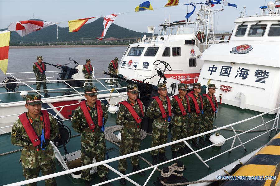  ZHEJIANG, mayo 31, 2016 (Xinhua) -- Soldados parmanecen en un buque de la Guardia Costera durante la ceremonia de lanzamiento de la misión de seguridad marítima para la Cumbre del Grupo de los 20 (G20) 2016, en la provincia de Zhejiang, en el este de China, el 31 de mayo de 2016. Más de 300 miembros de la Guardia Costera asistieron el martes a la ceremonia.(Xinhua/Huang Zongzhi)