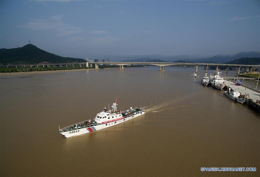 ZHEJIANG, mayo 31, 2016 (Xinhua) -- Un buque de la Guardia Costera zarpa después de la ceremonia de lanzamiento de la misión de seguridad marítima para la Cumbre del Grupo de los 20 (G20) 2016, en la provincia de Zhejiang, en el este de China, el 31 de mayo de 2016. Más de 300 miembros de la Guardia Costera asistieron el martes a la ceremonia.(Xinhua/Huang Zongzhi)