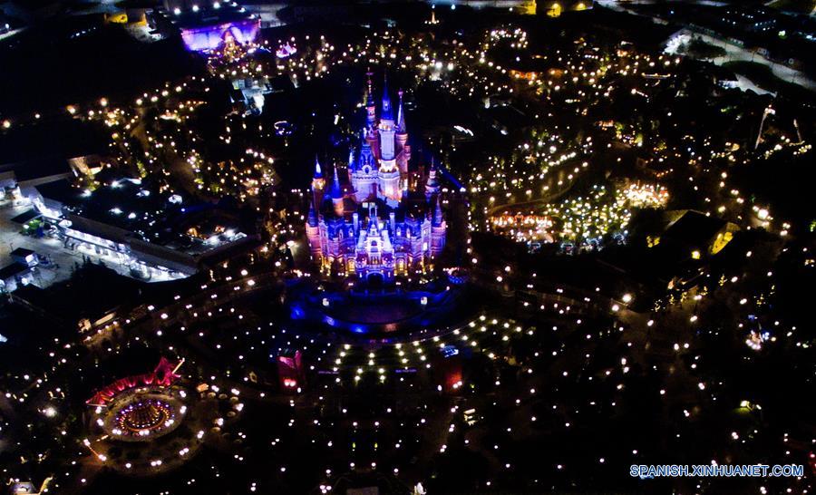 SHANGHAI, mayo 31, 2016 (Xinhua) -- Vista aérea de la iluminación del Shanghai Disney Resort en Shanghai, en el este de China, el 30 de mayo de 2016. Shanghai Disney Resort, el Disneylandia más grande de Asia, abrirá al público el 16 de junio de 2016. (Xinhua/Str)
