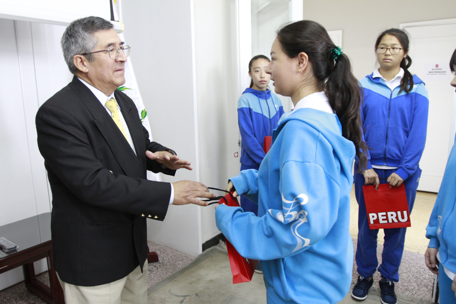 En la sede de la embajada del Perú, los campeones del idioma español de los colegios Dayu y Gucheng fueron recibidos por Juan Carlos Capunay, embajador de Perú en China. (Foto:YAC)