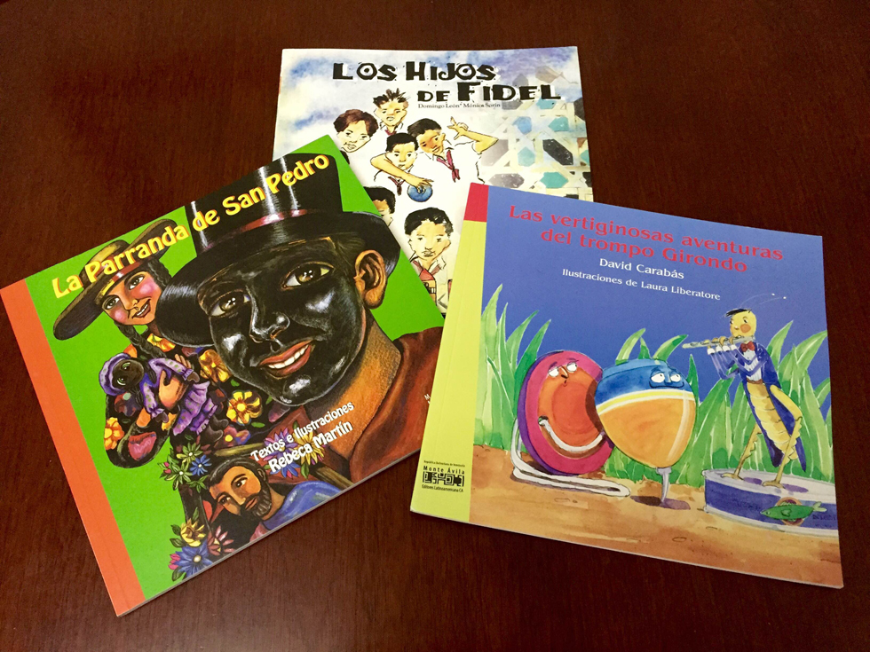Libros venezolanos fueron obsequiados a los estudiantes más destacados en el estudio del idioma español, provenientes de los colegios Dayu y Gucheng. (Foto:YAC)