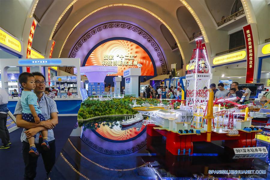 Personas visitan una exhibición sobre los logros de China en materia de ciencia y tecnología durante el período del XII Plan Quinquenal (2011-2015), en Beijing, capital de China, el 4 de junio de 2016. (Xinhua/Shen Bohan)
