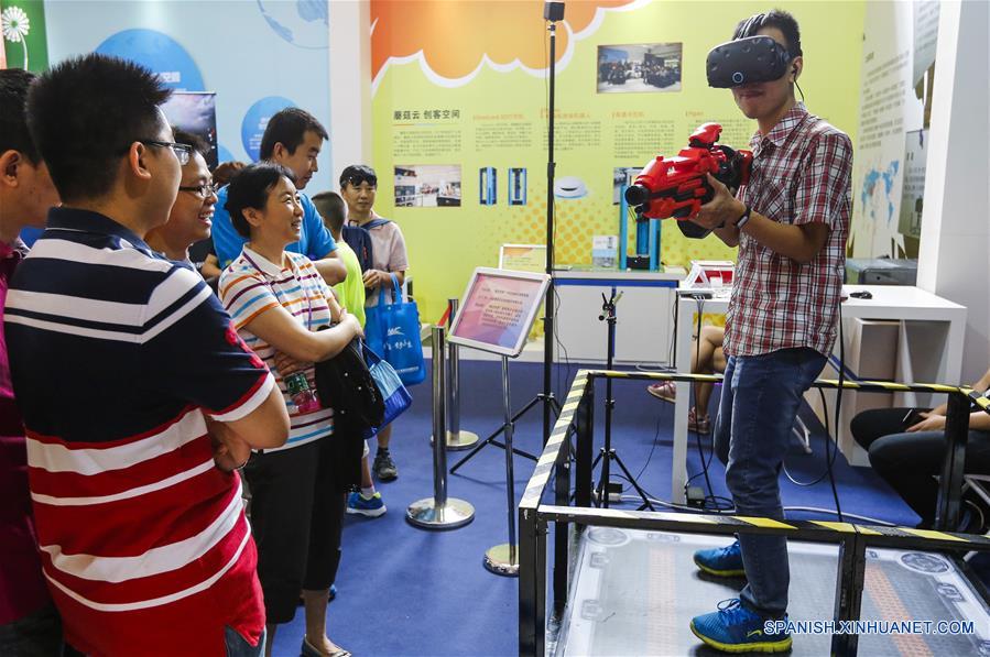 Un hombre experimenta un sistema de entretenimiento interactivo de realidad virtual durante una exposición sobre los logros de China en ciencia y tecnología durante el XII Plan Quinquenal periodo 2011-2015, en Beijing, capital de China, el 4 de junio de 2016. (Xinhua/Shen Bohan)