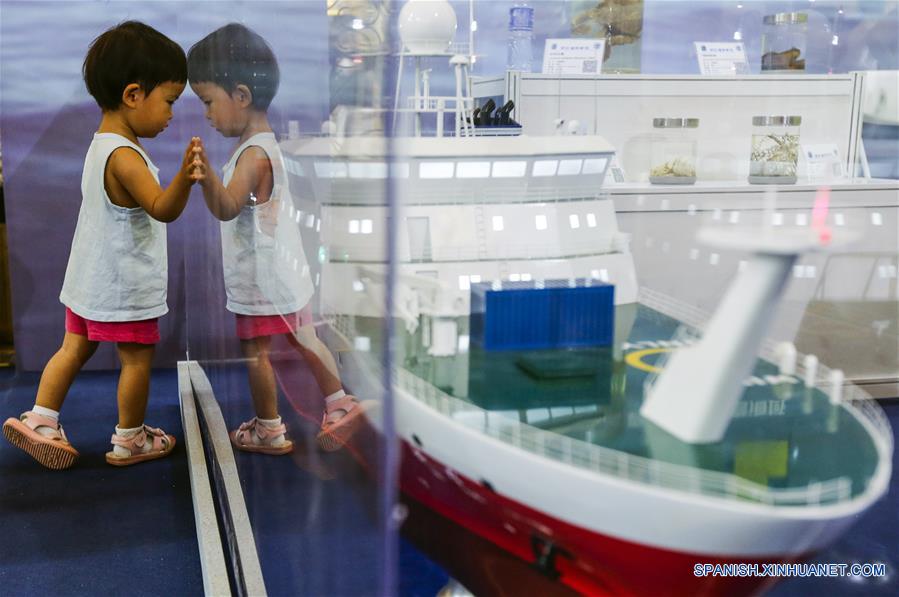 Una niña observa un modelo de un buque de investigación marina durante una exposición sobre los logros de China en ciencia y tecnología durante el XII Plan Quinquenal periodo 2011-2015, en Beijing, capital de China, el 4 de junio de 2016. (Xinhua/Shen Bohan)