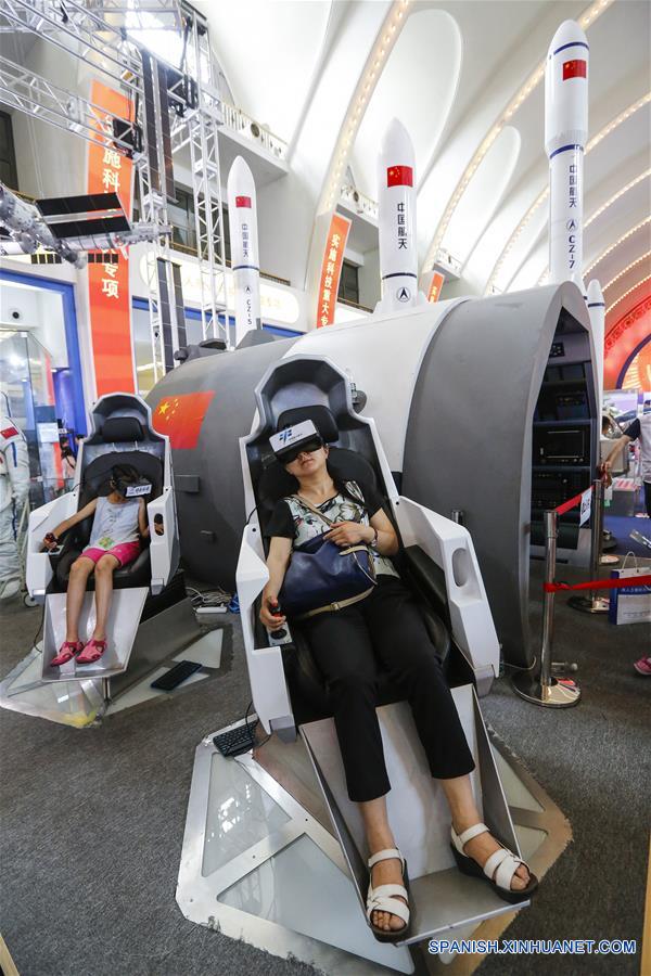 Visitantes experimentan la actividad extravehicular de los astronautas con un equipamiento de Realidad Virtual (VR), durante una exhibición sobre los logros de China en materia de ciencia y tecnología durante el período del XII Plan Quinquenal (2011-2015), en Beijing, capital de China, el 4 de junio de 2016. (Xinhua/Shen Bohan)