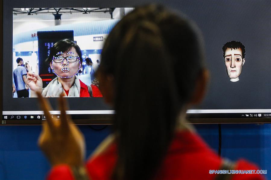 Una mujer experimenta un sistema de visualización de animación y seguimiento facial durante una exposición sobre los logros de China en ciencia y tecnología durante el XII Plan Quinquenal periodo 2011-2015, en Beijing, capital de China, el 4 de junio de 2016. (Xinhua/Shen Bohan)
