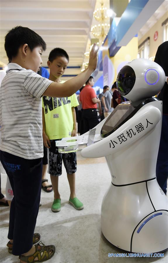 Niños interactúan con un robot llamado Xiao Mi, en una exposición sobre los logros de China en materia de ciencia y tecnología durante el XII Plan Quinquenal periodo 2011-2015, en Beijing, capital de China, el 5 de junio de 2016. La exposición durará del 1 al 7 de junio en el Centro de Exposiciones de Beijing. (Xinhua/Chen Yehua)