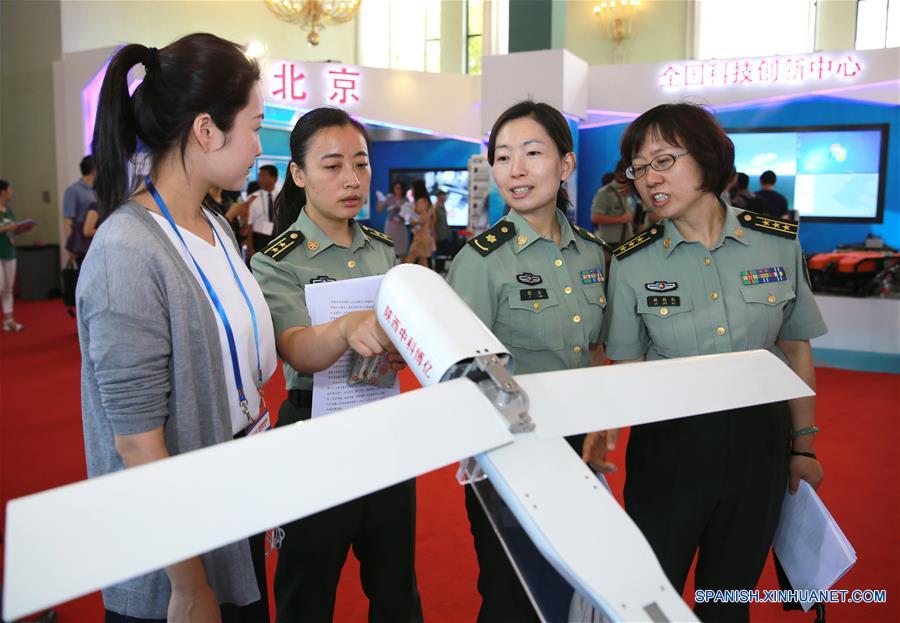Una empleada presenta un dron portátil a visitants en una exposición sobre los logros de China en materia de ciencia y tecnología durante el XII Plan Quinquenal periodo 2011-2015, en Beijing, capital de China, el 5 de junio de 2016. La exposición durará del 1 al 7 de junio en el Centro de Exposiciones de Beijing. (Xinhua/Yin Gang)