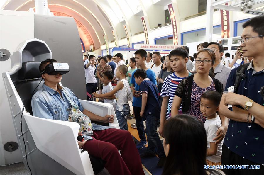 Visitantes experimentan la actividad extravehicular de los astronautas a través de un equipo de realidad virtual, en una exposición sobre los logros de China en materia de ciencia y tecnología durante el XII Plan Quinquenal periodo 2011-2015, en Beijing, capital de China, el 5 de junio de 2016. La exposición durará del 1 al 7 de junio en el Centro de Exposiciones de Beijing. (Xinhua/Chen Yehua)