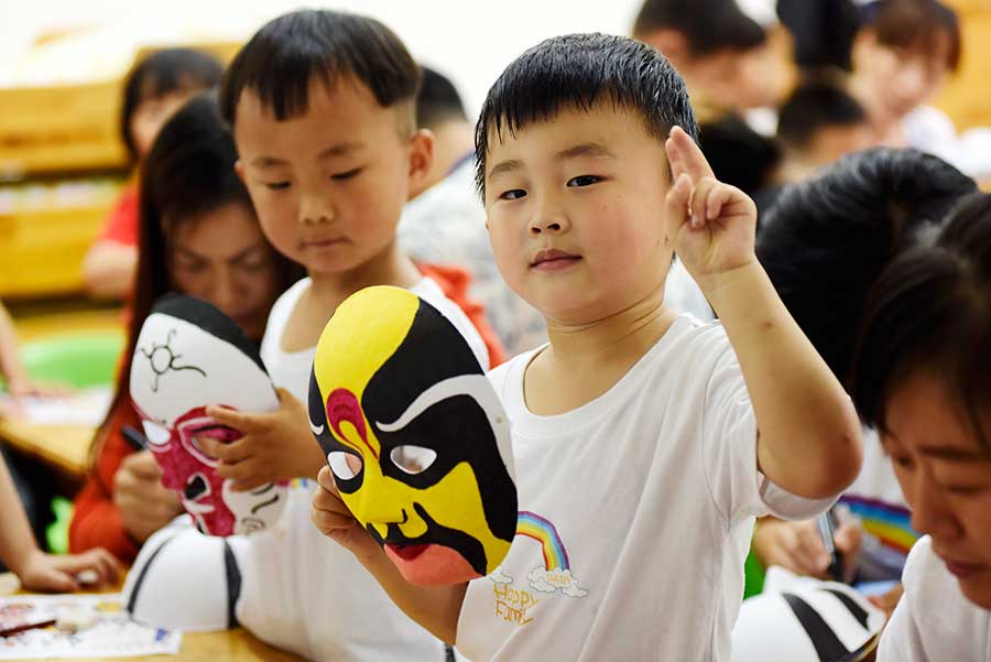 La ópera de Pekín es parte integral de la educación cultural tradicional en un jardín de infancia en Hefei, provincia de Anhui, el 3 de junio de 2016. [Foto de Ge Yinian/Asianewsphoto]