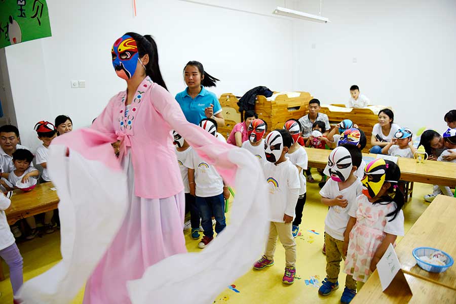 La ópera de Pekín es parte integral de la educación cultural tradicional en un jardín de infancia en Hefei, provincia de Anhui, el 3 de junio de 2016. [Foto de Ge Yinian/Asianewsphoto]