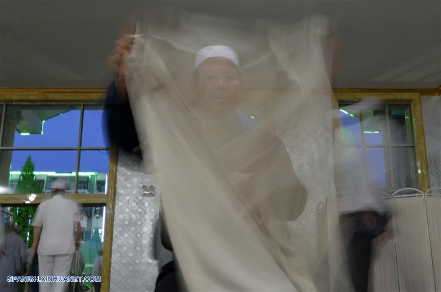 YINCHUAN, junio 6, 2016 (Xinhua) -- Un musulmán se prepara para retirarse de una mezquita después de orar durante el primer día del Ramadán en Yinchuan, capital de la Región Aautónoma Hui de Ningxia, en el noroeste de China, el 6 de junio de 2016. (Xinhua/Wang Peng)