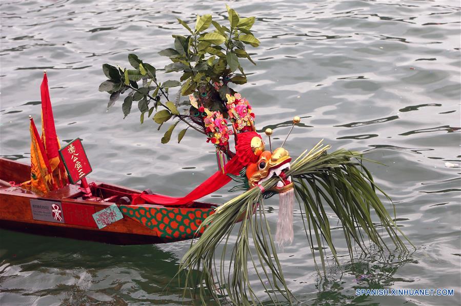 Un bote del dragón participa en una carrera del bote de dragón, en Tai O, Hong Kong, en el sur de China, el 9 de junio de 2016. Tai O celebró el jueves la carrera del bote de dragón anual o Festival Duanwu. (Xinhua/Li Peng)