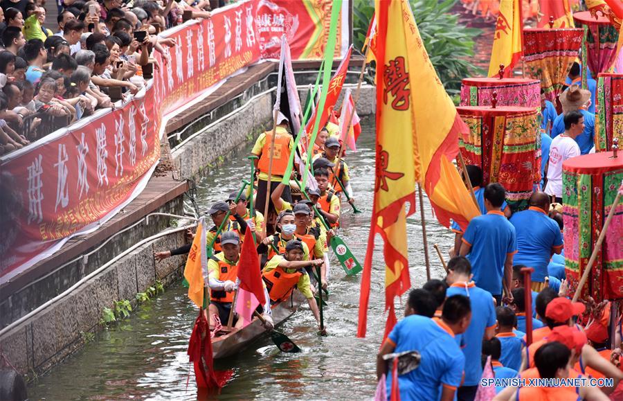 Chinos viven tradición de Fiesta del Bote del Dragón
