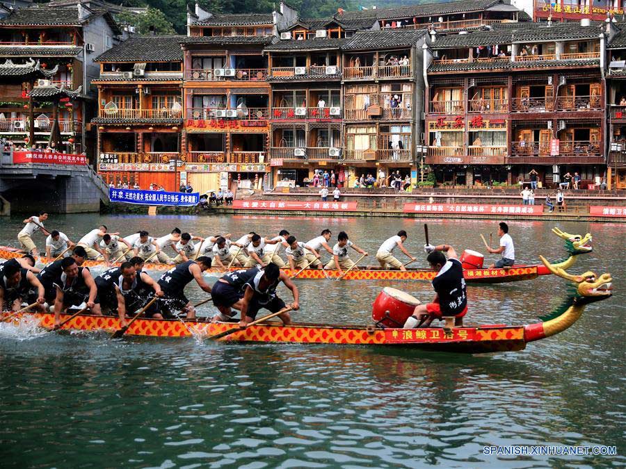 Personas compiten durante una carrera de botes del dragón en Fenghuang, provincia central de Hunan, China, el 9 de junio de 2016. El Festival del Bote de Dragón, o Festival Duanwu, tradicionalmente se celebra en el quinto día del quinto mes en el calendario lunar Chino, que este año es el 9 de junio. (Xinhua/Peng Biao)