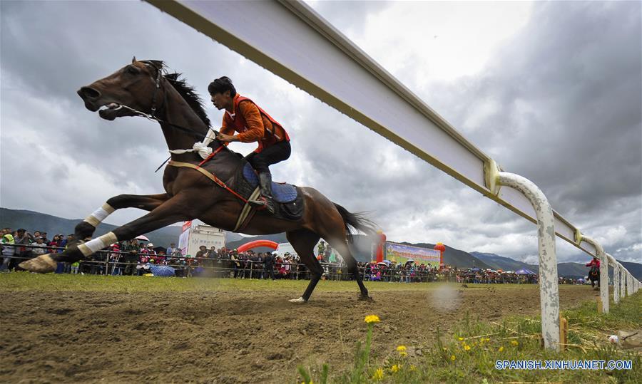 Festival de carreras de caballos en Shangri-la