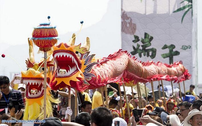 Personas realizan la danza del dragón durante una feria cultural para marcar el próximo Festival del Bote del Dragón, en el condado Zigui, capital de la provincia central de Hubei, China, el 8 de junio de 2016. El Festival del Bote de Dragón o "Duanwu" en chino, se celebra el quinto día del quinto mes del calendario lunar, celebrándose este año el 9 de junio. (Xinhua/Xiao Yijiu)