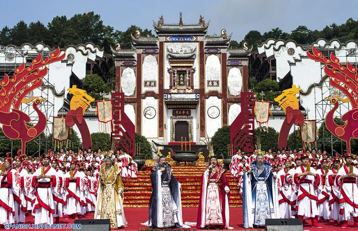Artistas actúan durante una feria cultural para marcar el próximo Festival del Bote del Dragón, en el condado Zigui, capital de la provincia central de Hubei, China, el 8 de junio de 2016. El Festival del Bote de Dragón o "Duanwu" en chino, se celebra el quinto día del quinto mes del calendario lunar, celebrándose este año el 9 de junio. (Xinhua/Xiao Yijiu)