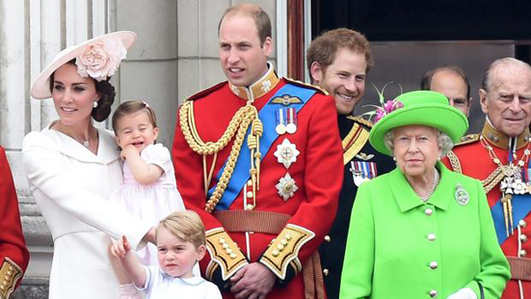 La princesa Carlota hace su debut en el balcón del palacio de Buckingham