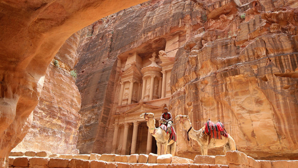 Descubren un enorme monumento milenario en Petra