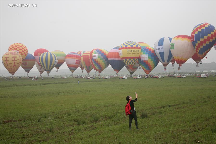 Se celebra boda en grupo en globos aerostáticos sobre Nanjing 6