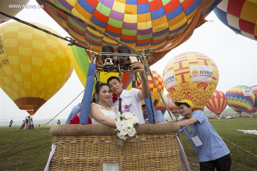 Se celebra boda en grupo en globos aerostáticos sobre Nanjing 3
