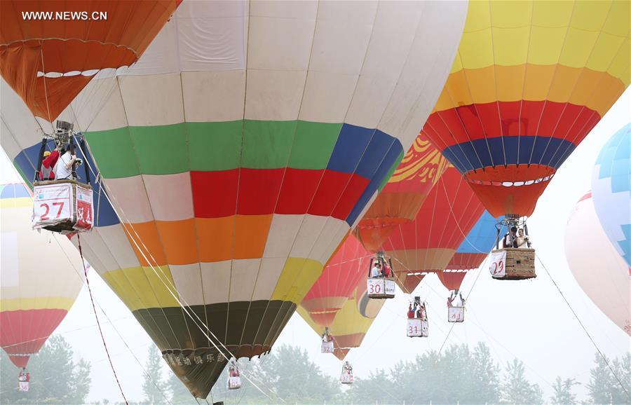 Se celebra boda en grupo en globos aerostáticos sobre Nanjing 2