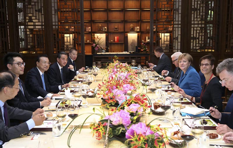 Cena especial de "viejos amigos" entre Li Keqiang y Angela Merkel