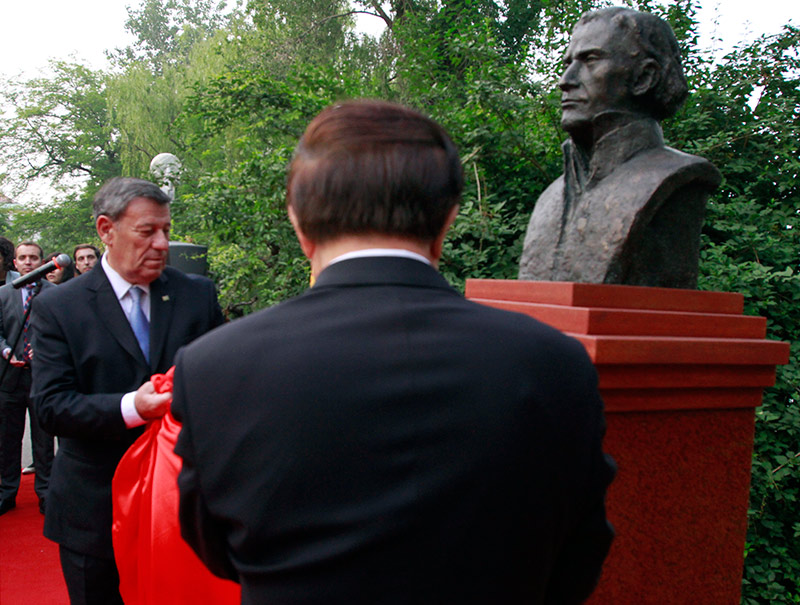 Develan en Beijing un busto de José Gervasio Artigas, héroe nacional de Uruguay 5