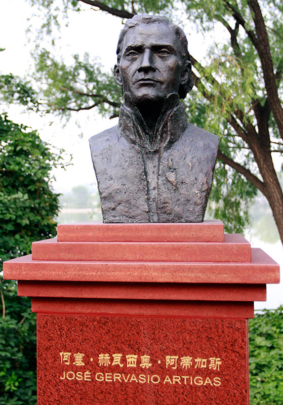 Develan en Beijing un busto de José Gervasio Artigas, héroe nacional de Uruguay