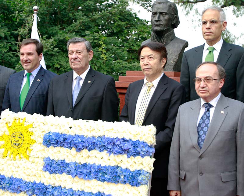 Develan en Beijing un busto de José Gervasio Artigas, héroe nacional de Uruguay 7