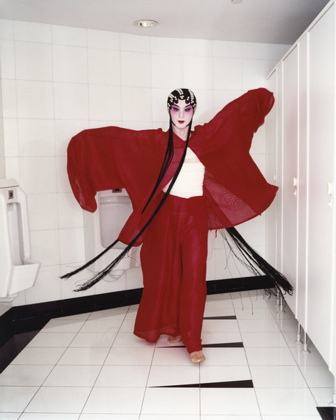 La internacionalmente conocida bailarína china Jin Xing posa en el baño del Gran Teatro de Shanghai, en abril de 2002. [Foto para China Daily]
