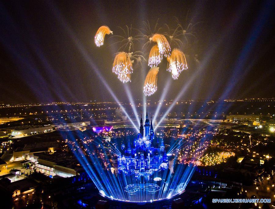 Ensayo del espectáculo de pirotecnia y luces en el Shanghai Disneyland