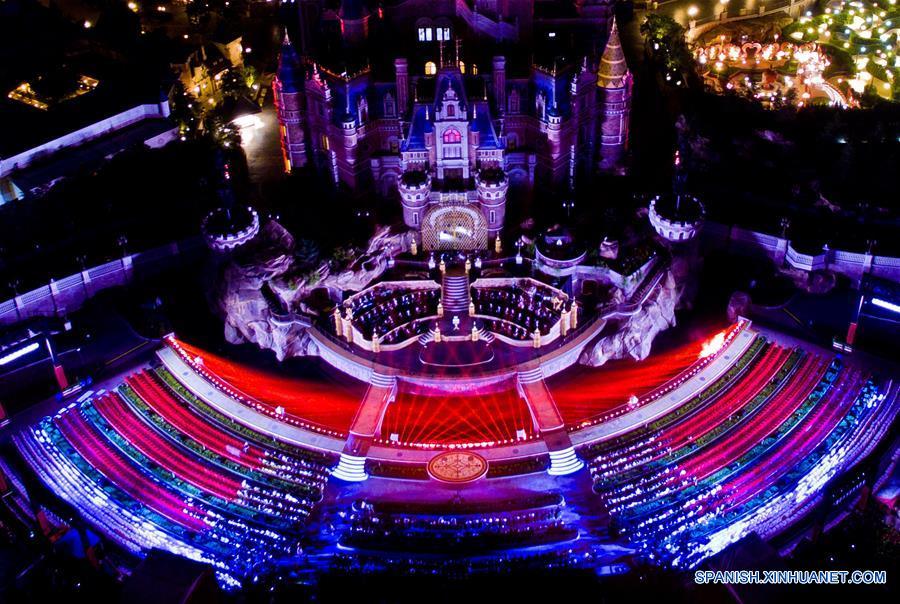 Ensayo del espectáculo de pirotecnia y luces en el Shanghai Disneyland