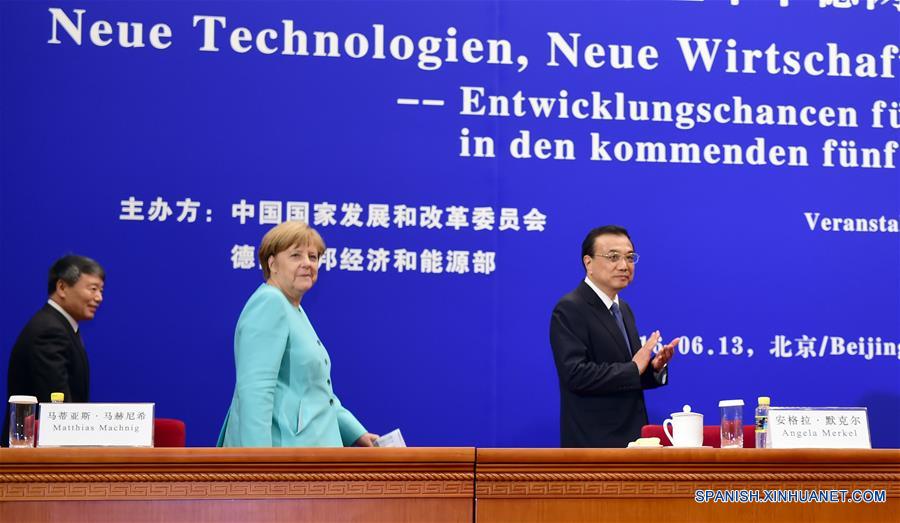 El primer ministro de China, Li Keqiang (d), y la canciller alemana, Angela Merkel, asisten a la reunión del Comité de Asesoría Económica Chino-Alemana, en Beijing, capital de China, el 13 de junio de 2016.(Xinhua/Zhang Duo)