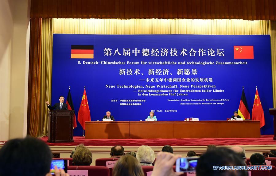 El primer ministro de China, Li Keqiang (d), y la canciller alemana, Angela Merkel, asisten a la reunión del Comité de Asesoría Económica Chino-Alemana, en Beijing, capital de China, el 13 de junio de 2016.(Xinhua/Zhang Duo)