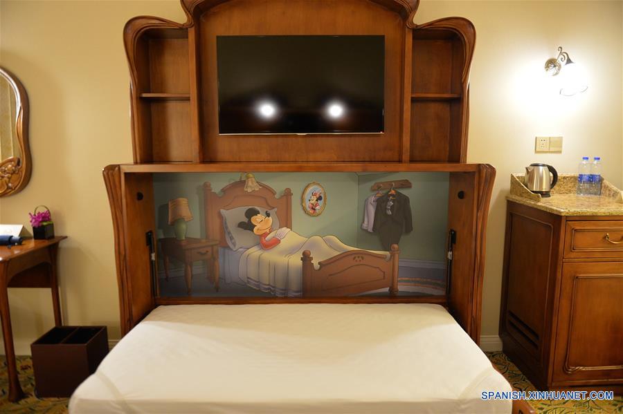 Vista de una cama para niños en un cuarto del Shanghai Disneyland Hotel en Shanghai, en el este de China, el 14 de junio de 2016. El Shanghai Disney Resort, el sexto en el mundo, abrirá oficialmente el 16 de junio. (Xinhua/Liu Xiaojing)