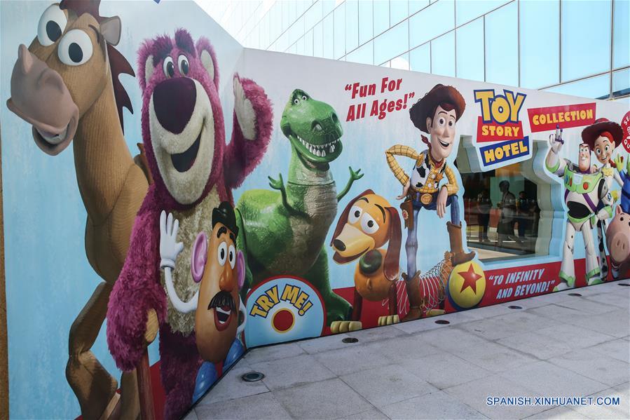 Vista de la entrada del Toy Story Hotel, en Shanghai, en el este de China, el 14 de junio de 2016. Con 420 y 800 habitaciones respectivamente, el Shanghai Disneyland Hotel y el Toy Story Hotel fueron abiertos el martes para la visita de los representantes de los medios de comunicación. El complejo turistico Shanghai Disney Resort abrirá oficialmente el 16 de junio. (Xinhua/Pei Xin)