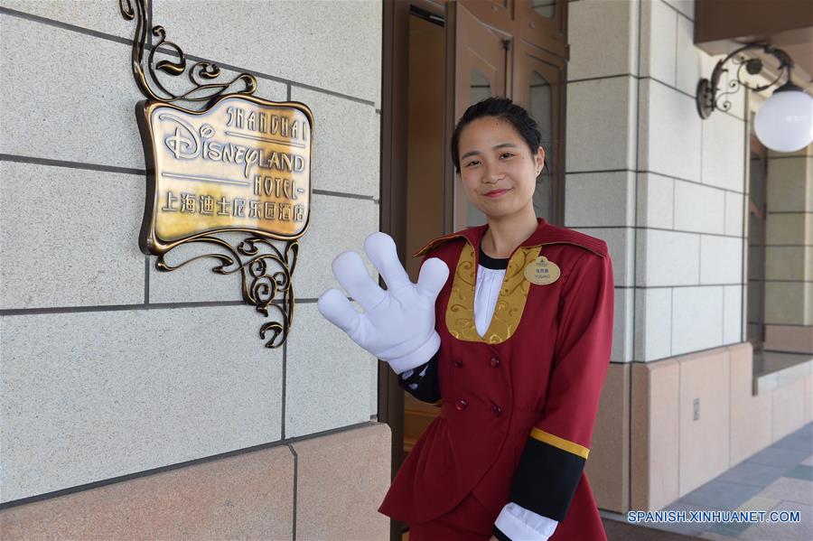Una empleada de recepción saluda a los visitantes en la entrada del Shanghai Disneyland Hotel en Shanghai, en el este de China, el 14 de junio de 2016. El Shanghai Disney Resort, el sexto en el mundo, abrirá oficialmente el 16 de junio. (Xinhua/Liu Xiaojing)