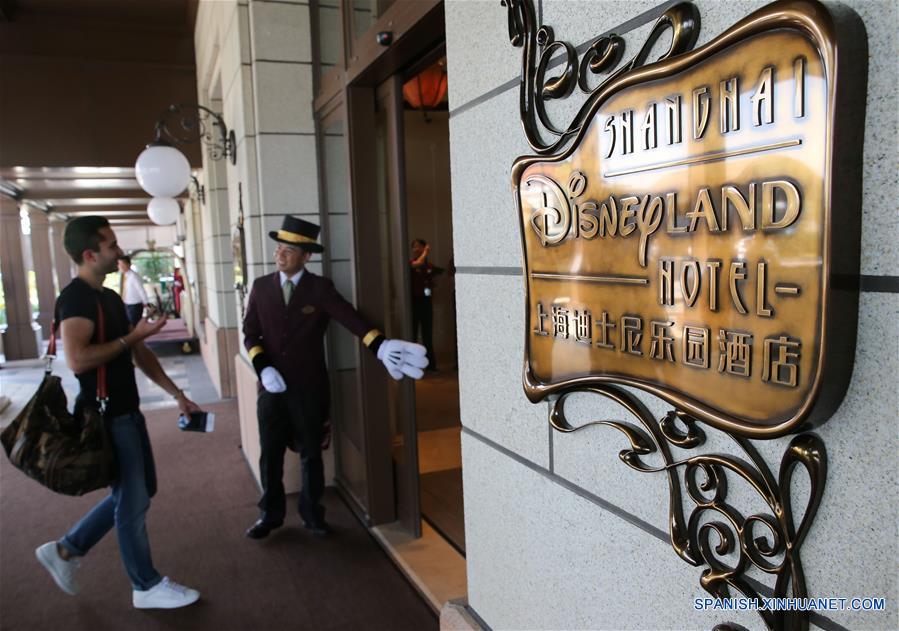 Un empleado saluda a un invitado en el Shanghai Disneyland Hotel, en Shanghai, en el este de China, el 14 de junio de 2016. Con 420 y 800 habitaciones respectivamente, el Shanghai Disneyland Hotel y el Toy Story Hotel fueron abiertos el martes para la visita de los representantes de los medios de comunicación. El complejo turistico Shanghai Disney Resort abrirá oficialmente el 16 de junio. (Xinhua/Pei Xin)