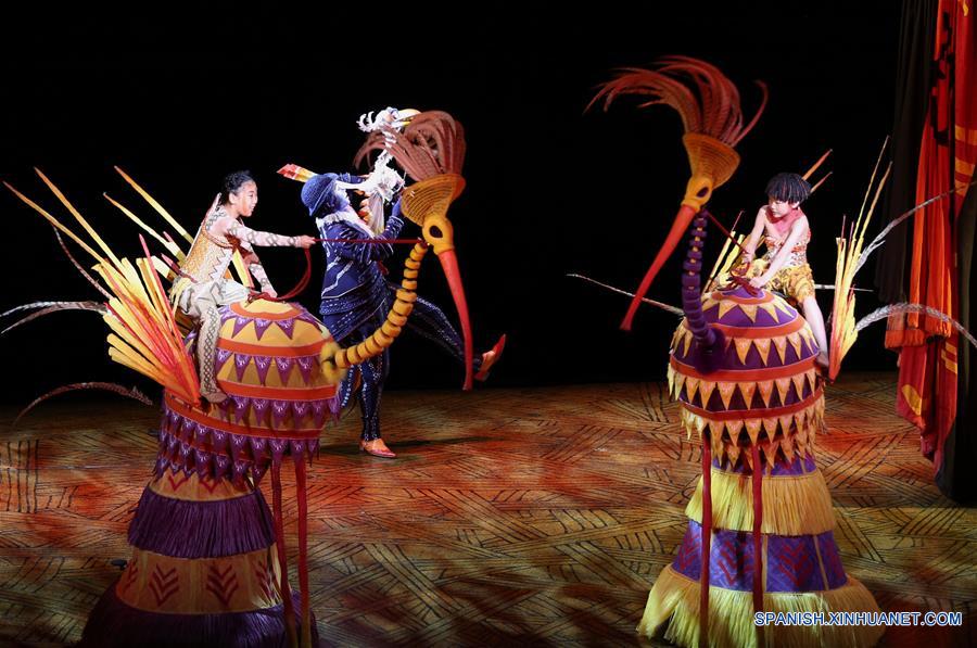 Representación teatral mandarina de El Rey León en el Teatro Walt Disney