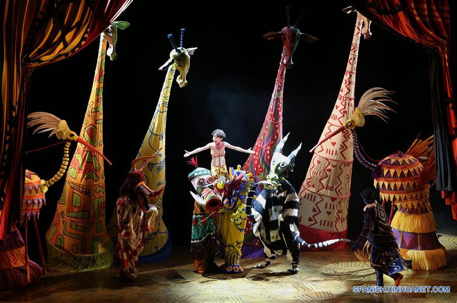 Representación teatral mandarina de El Rey León en el Teatro Walt Disney