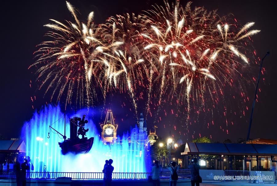 Fuegos artificiales y espectáculo de luz en el Shanghai Disneyland