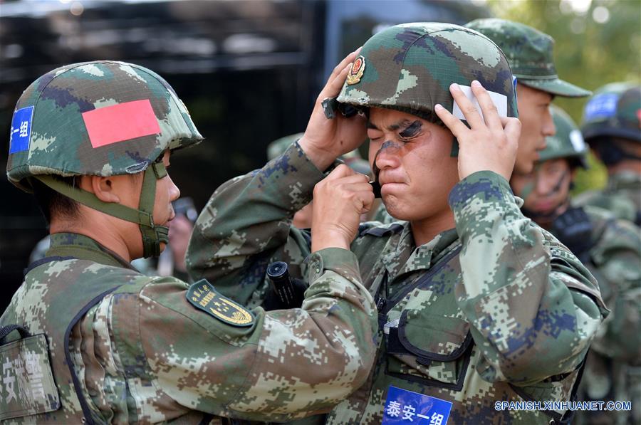Un soldado de la Fuerza de Policía Armada del Pueblo Chino es camuflajeado del rostro durante una sesión de entrenamiento en el Monte Tai en Taian, provincia de Shandong, en el este de China, el 16 de junio de 2016. Soldados de la Fuerza de la Policía Armada en Shandong llevaron a cabo el jueves sesiones de entrenamiento en el Monte Tai. El entrenamiento durará 7 días y noches, incluyendo 43 sesiones de 6 categorías. (Xinhua/Zhu Zheng)