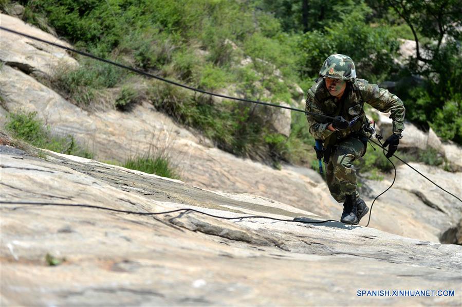 SHANDONG, junio 16, 2016 (Xinhua) -- Un soldado de la Fuerza de Policía Armada del Pueblo Chino participa en una sesión de escalada en el Monte Tai en Taian, provincia de Shandong, en el este de China, el 16 de junio de 2016. Soldados de la Fuerza de la Policía Armada en Shandong llevaron a cabo el jueves sesiones de entrenamiento en el Monte Tai. El entrenamiento durará 7 días y noches, incluyendo 43 sesiones de 6 categorías. (Xinhua/Zhu Zheng)