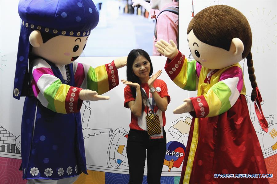 HONG KONG, junio 16, 2016 (Xinhua) -- Una visitante posa con dos mascotas en el Centro de Convenciones y Exposiciones de Hong Kong (HKCEC, por sus siglas en inglés), en Hong Kong, en el sur de China, el 16 de junio de 2016. La 30 Expo Viajes Internacionales y la 11 Expo Reuniónes, Incentivos, Convenciones y Exposiciones (MICE, por sus siglas en inglés) comenzó el jueves en el HKCEC. Más de 600 expositores de aproximadamente 50 países y regiones participaron en las expos que permanecerán hasta el 19 de junio. (Xinhua/Wang Shen)