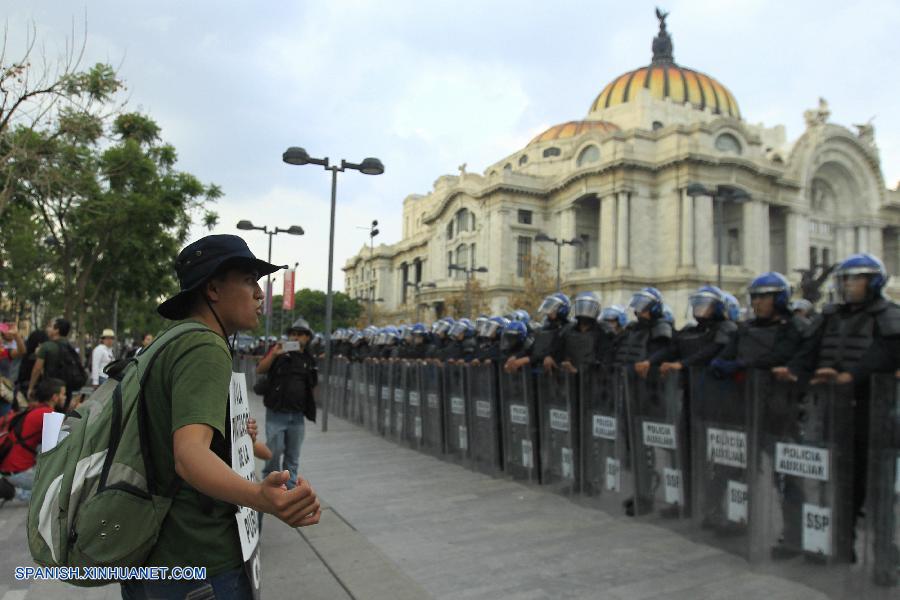 CIUDAD DE MEXICO, junio 17, 2016 (Xinhua) -- Elementos de la policía bloquean el paso de una marcha de integrantes de la Coordinadora Nacional de Trabajadores de la Educación (CNTE), en la Ciudad de México, capital de México, el 17 de junio de 2016. De acuerdo con información de la prensa local, la policía llevó a cabo un operativo para contener a los docentes, que rechazan la reforma educativa promulgada en 2013 por el presidente de México, Enrique Peña Nieto. (Xinhua/Str)